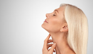 2 doppelkinn entfernen wien fettwegspritze radiofrequenz microneedling frau braunhaarig dermacare wien