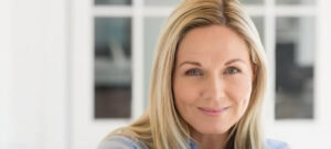 Auf diesem Bild sieht man eine glückliche frau nach derBehandlung bei Dermacare Wien.