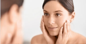 Hier sieht man eine Frau die sich um die Nachsorge ihrer Haut kümmert.