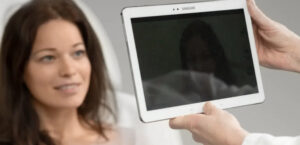 Auf diesem Bild sieht man eine Frau deren Haut und Gesundheitszustand kontrolliert wird. Sie ist bei einer Behanldung gegen bakterielle Hauterkrankungen.