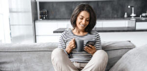 Auf diesem Bild sieht man eine Patientin wie sie sich online einen Termin bei Dermacare Wien bucht.