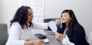 Hier sieht man wie eine Patientin beraten und behandelt wird gegen ihre bakterielle Hauterkrankungen.