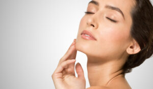 doppelkinn entfernen wien coolsculpting fettwegspritze radiofrequenz microneedling frau braunhaarig dermacare wien