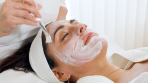 Auf diesem Bild sieht man wie eine Frau eine Anti-Akne Gesichtsbehandlung erhaltet.