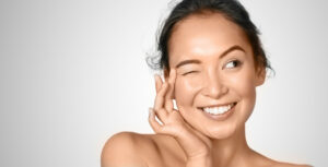 Auf diesem Bild sieht man eine zufriedene Frau die danke dem Aquafacial Tiefenreinigung eine klare Haut hat.